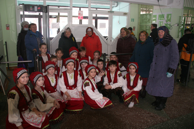 Бурановские бабушки выступили в школе №57.